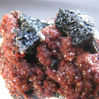 Androdite on hausmanite